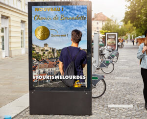 Exemple d'un panneau sucette, par manque de photo des réelles affiches, j'ai réalisé un ce que l'on appelle un mockup.
Chemin de Bernadette - Office de tourisme de Lourdes